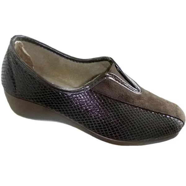 Zapatilla cerrada con elástico central y piso cuña La Barca Deluxe 35/41 Negro y Marrón 491 - Imagen 2